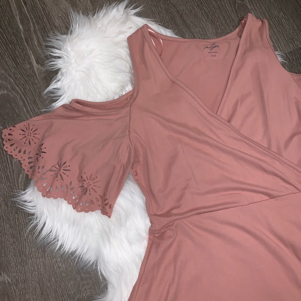 ⚡️Flash Sale!⚡️Francesca’s Pink Wrap Dress